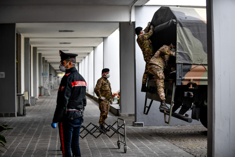 Arrivo al cimitero di Cinisello del trasporto di salme