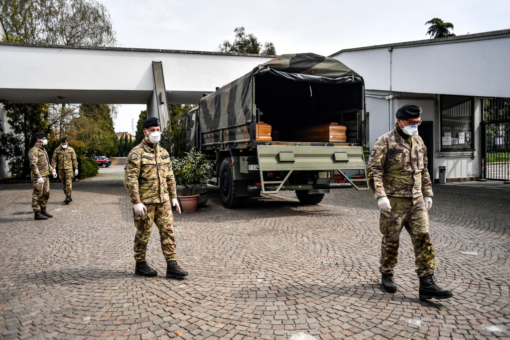 Galleria foto 'Bergamo, 18 marzo 2020: le bare dei morti di Covid sui camion dell’Esercito – LE IMMAGINI' - foto 13