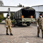Arrivo al cimitero di Cinisello del trasporto di salme