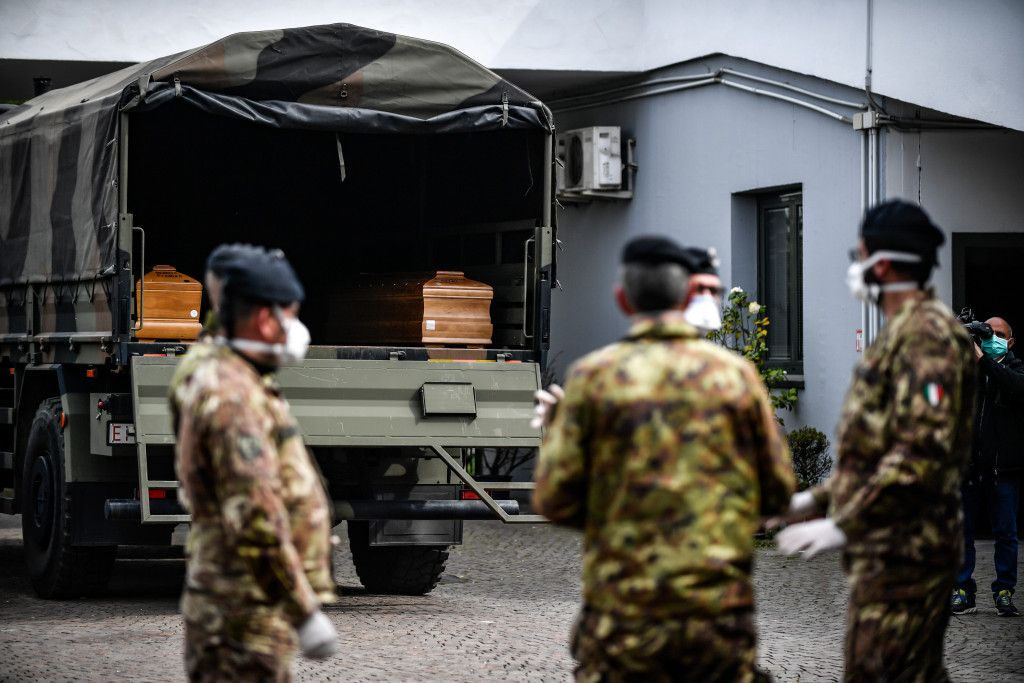 Galleria foto 'Bergamo, 18 marzo 2020: le bare dei morti di Covid sui camion dell’Esercito – LE IMMAGINI' - foto 14
