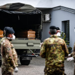 Arrivo al cimitero di Cinisello del trasporto di salme