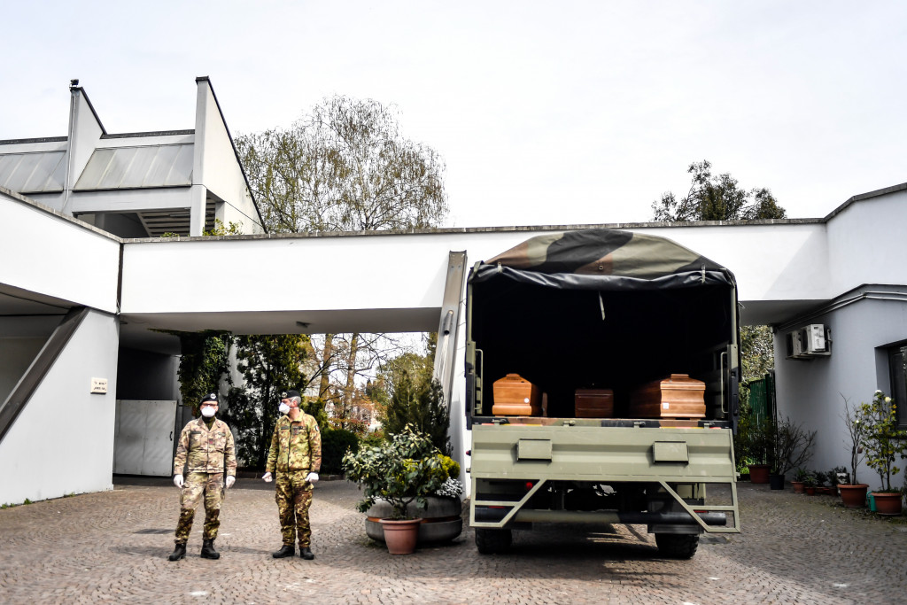 Galleria foto 'Bergamo, 18 marzo 2020: le bare dei morti di Covid sui camion dell’Esercito – LE IMMAGINI' - foto 15