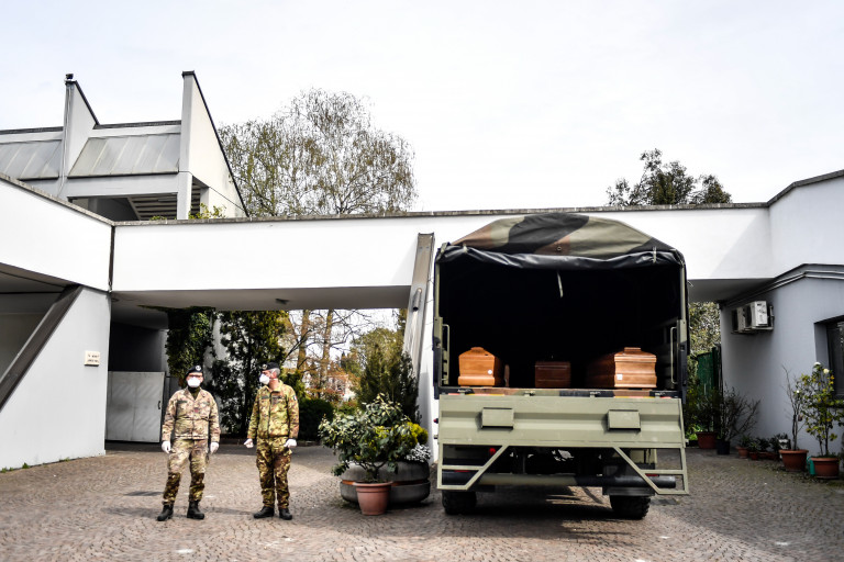 Arrivo al cimitero di Cinisello del trasporto di salme