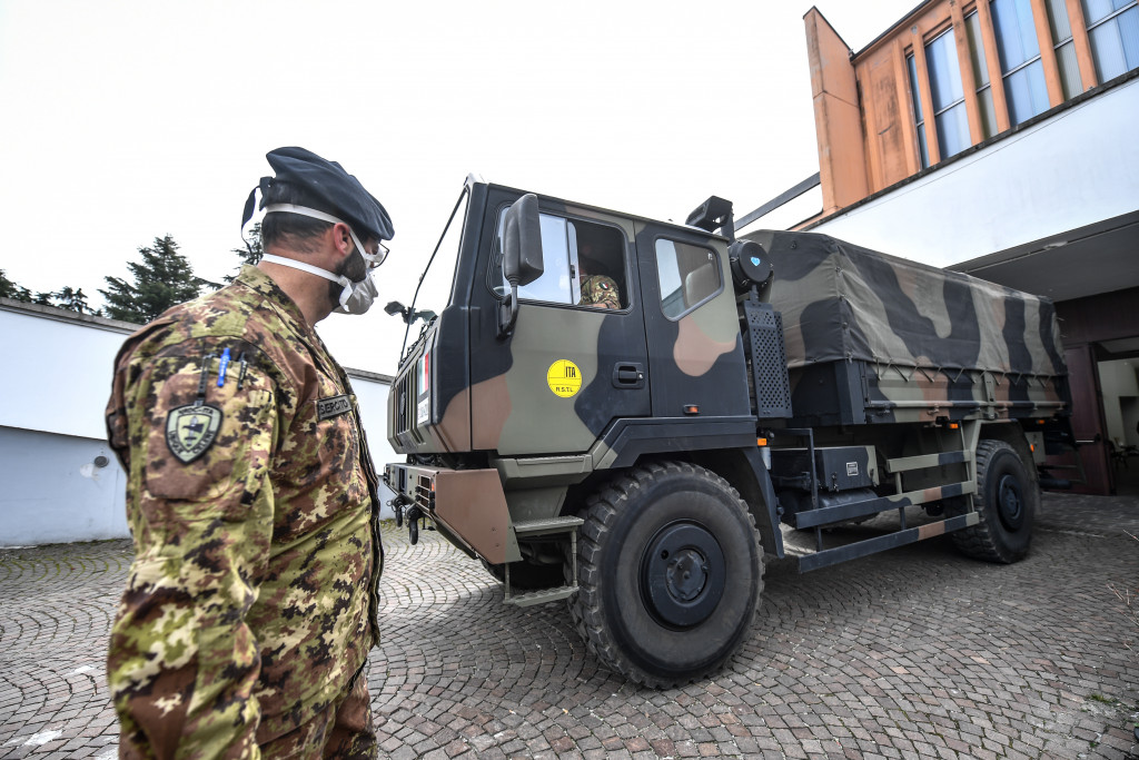 Galleria foto 'Bergamo, 18 marzo 2020: le bare dei morti di Covid sui camion dell’Esercito – LE IMMAGINI' - foto 16