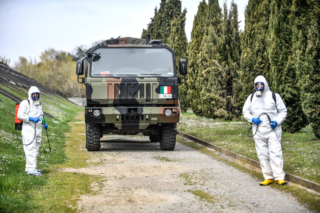 Galleria foto 'Bergamo, 18 marzo 2020: le bare dei morti di Covid sui camion dell’Esercito – LE IMMAGINI' - foto 17