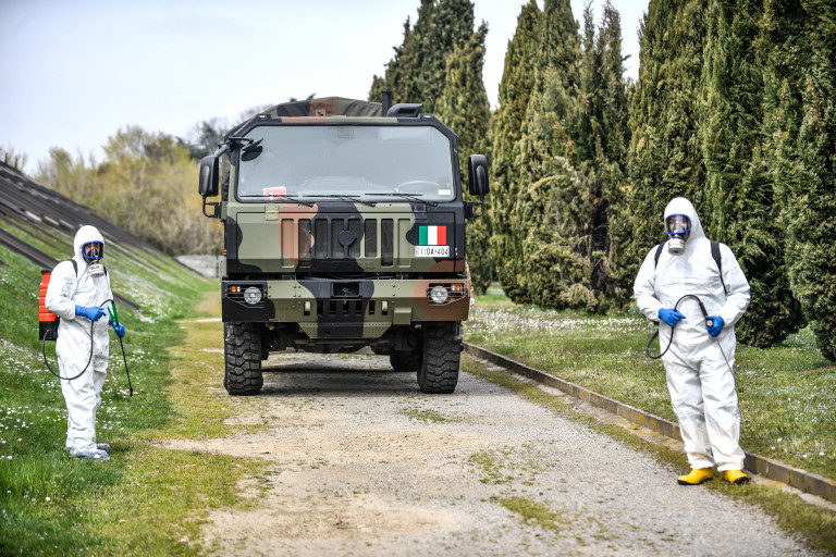 Arrivo al cimitero di Cinisello del trasporto di salme