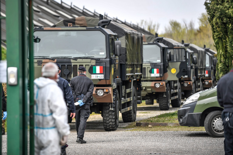 Arrivo al cimitero di Cinisello del trasporto di salme