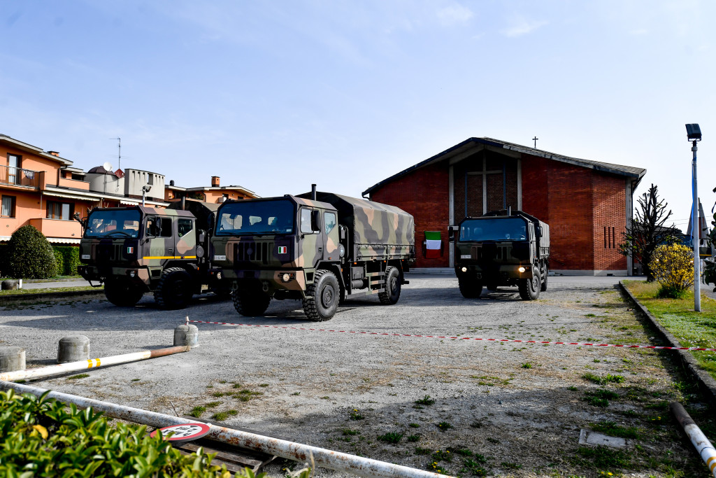Galleria foto 'Bergamo, 18 marzo 2020: le bare dei morti di Covid sui camion dell’Esercito – LE IMMAGINI' - foto 9