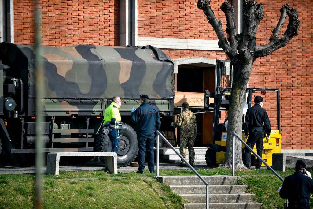 Galleria foto 'Bergamo, 18 marzo 2020: le bare dei morti di Covid sui camion dell’Esercito – LE IMMAGINI' - foto 20
