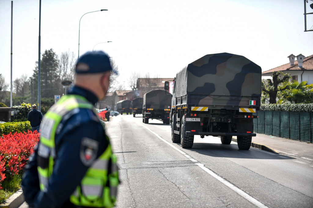 Galleria foto 'Bergamo, 18 marzo 2020: le bare dei morti di Covid sui camion dell’Esercito – LE IMMAGINI' - foto 21