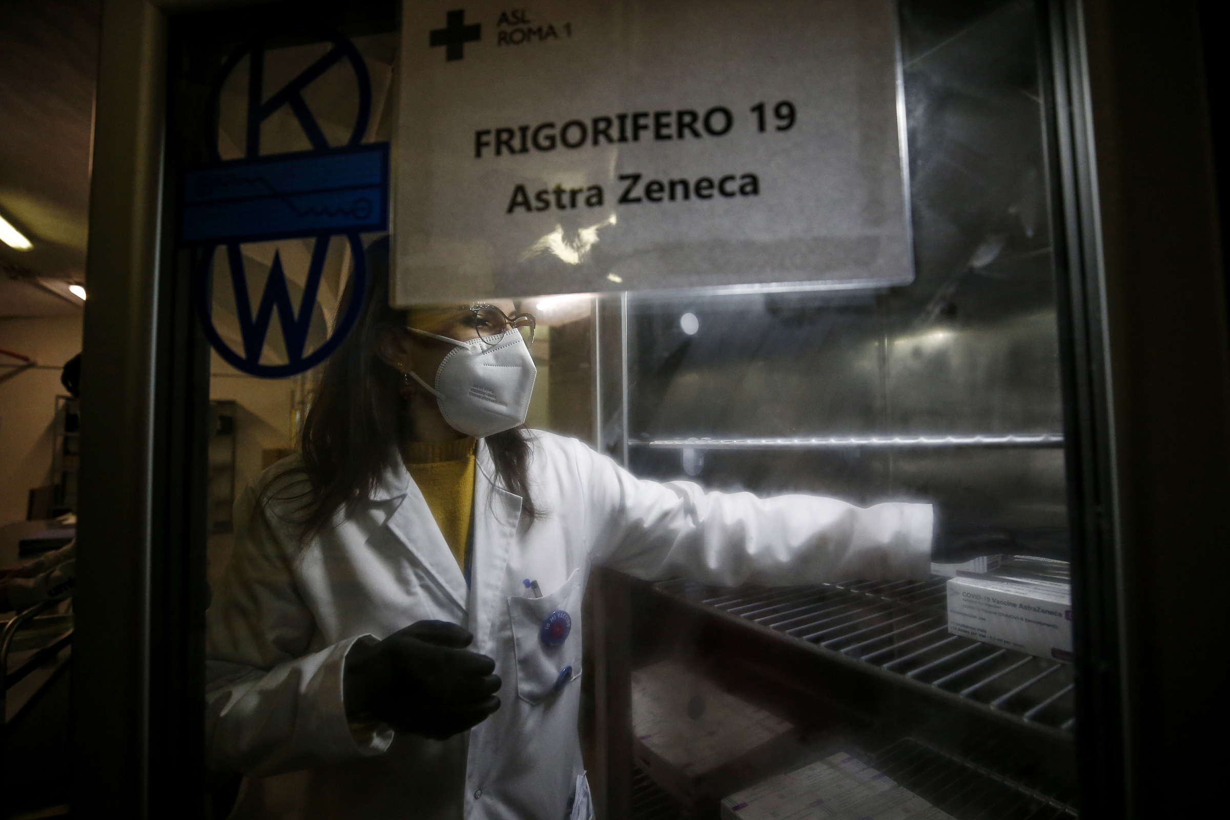 Vaccini, attesa per oggi le decisione di Ema su AstraZeneca Vaccini, attesa per oggi le decisione di Ema su AstraZeneca