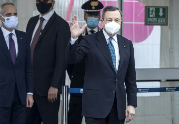 Mario Draghi visita il centro vaccinale anti Covid dell'aeroporto di Fiumicino