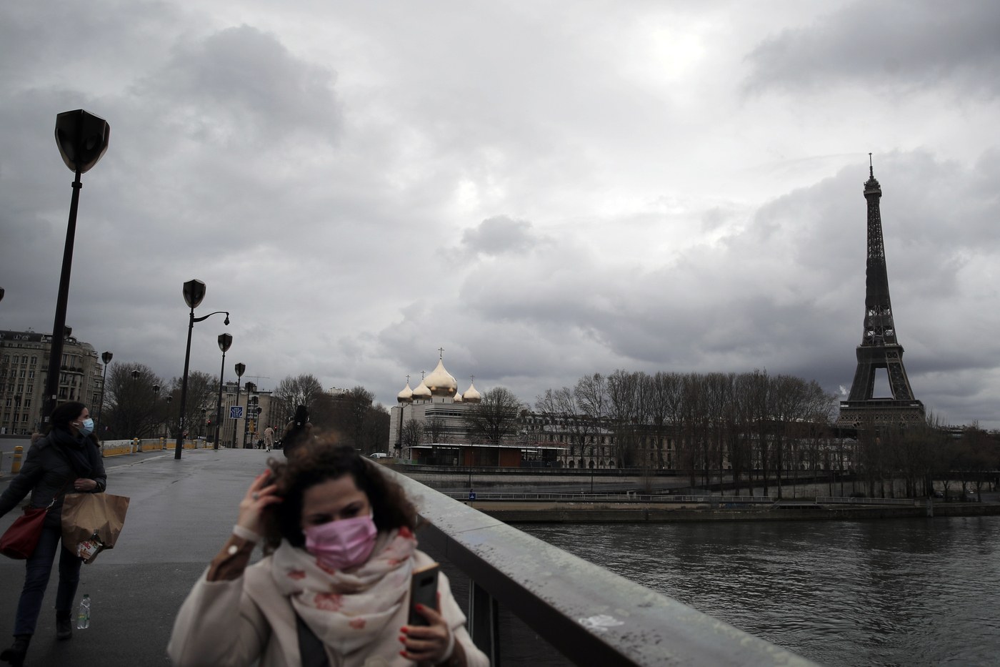 Francia, da venerdì nuove restrizioni in 16 dipartimenti per un mese