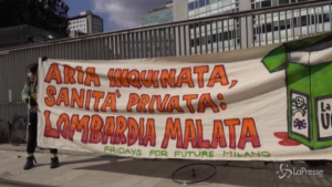 Fridays For Future incatenano i cancelli di Regione Lombardia