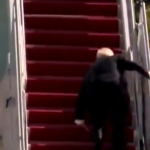 Incidente per Biden: il presidente scivola e cade dalla scaletta dell’Air Force One