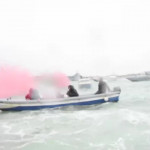 No Tav in barca sparano fumogeni contro navi a Venezia: le immagini del 2016