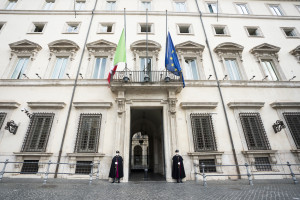 Palazzo Chigi, bandiere a mezz'asta in memoria delle vittime del Covid-19