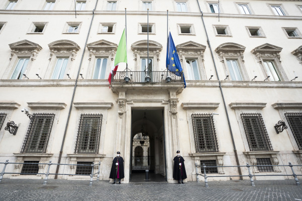 Palazzo Chigi, bandiere a mezz'asta in memoria delle vittime del Covid-19