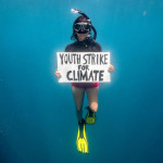 Greenpeace, la protesta per il clima si sposta sott’acqua con l’attivista Shaama Sandooyea