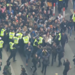 Londra, protesta contro il lockdown: scontri con la polizia