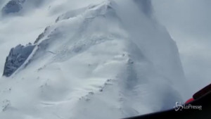 Scialpinista travolto da valanga