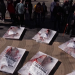 Barcellona, manifestazione choc: animalisti ‘confezionati’ come carne al supermercato
