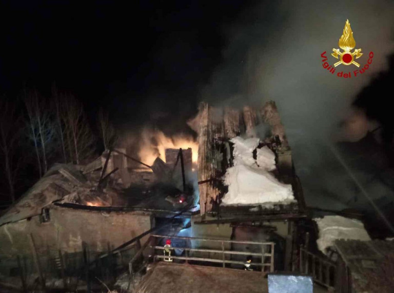 Maxi incendio a Sauze di Cesana