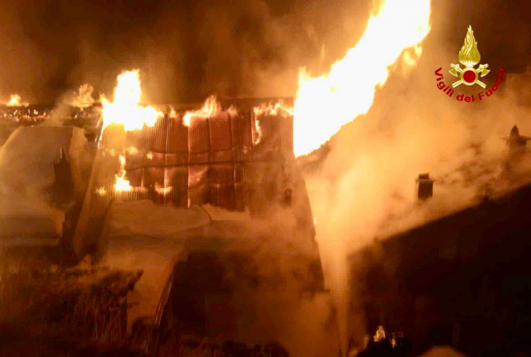 Maxi incendio a Sauze di Cesana