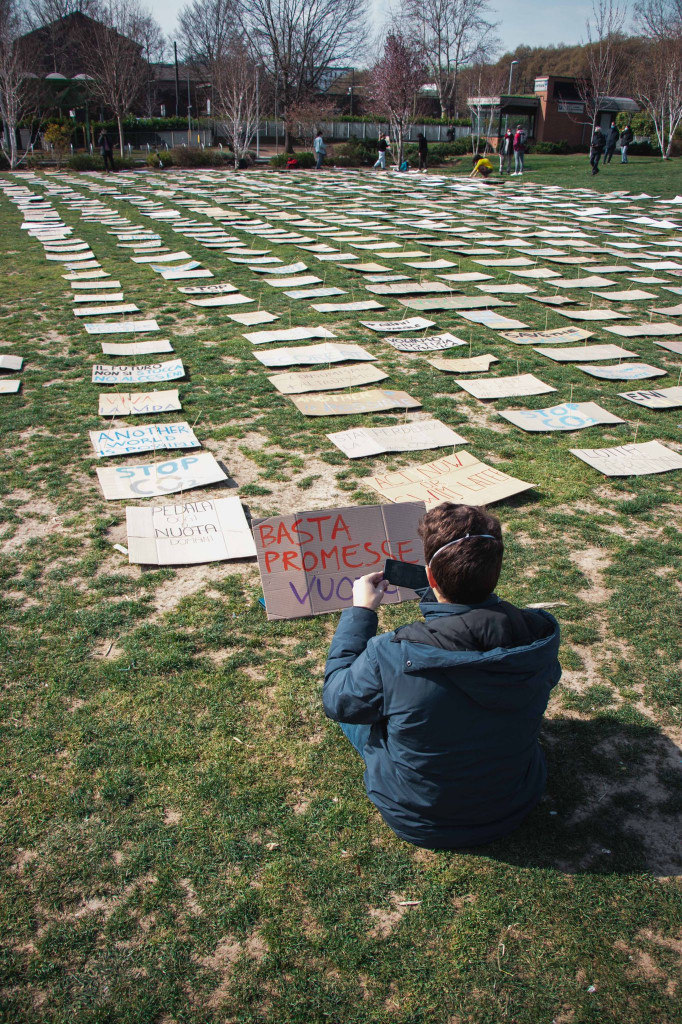Galleria foto 'Global Strike per il clima, le foto dell’azione a Torino vista dall’alto – FOTOGALLERY' - foto 10