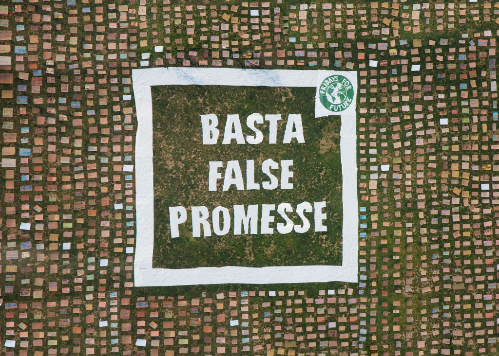 Galleria foto 'Global Strike per il clima, le foto dell’azione a Torino vista dall’alto – FOTOGALLERY' - foto 4