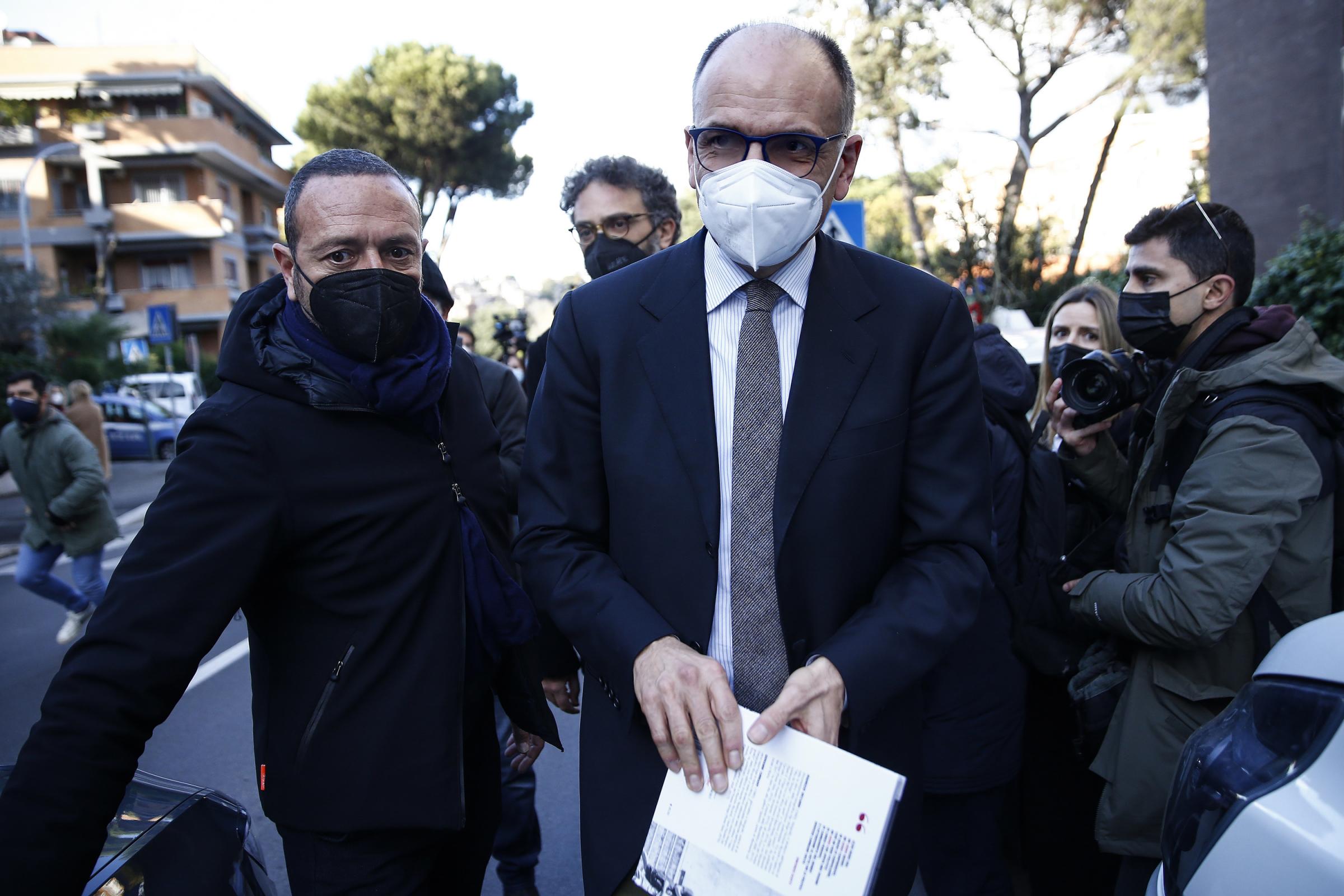 L’attacco di Letta a Salvini: “Ha tenuto il Consiglio dei Ministri in ostaggio” L’attacco di Letta a Salvini: “Ha tenuto il Consiglio dei Ministri in ostaggio”