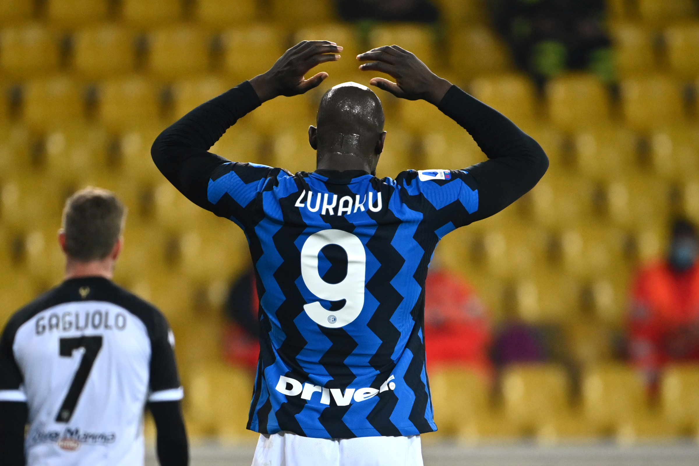 Calcio, sollievo Inter: negativi tutti tamponi ma resta l’allarme. Il Belgio vuole Lukaku Calcio, sollievo Inter: negativi tutti tamponi ma resta l’allarme. Il Belgio vuole Lukaku