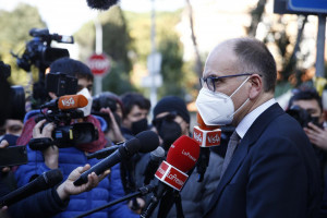 Enrico Letta rende omaggio alla lapide commemorativa del’attentato di via Fani