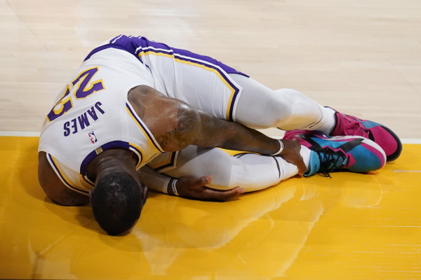 Basket NBA, infortunio alla caviglia per LeBron James