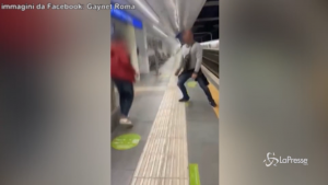 Coppia gay aggredita in metro per un bacio