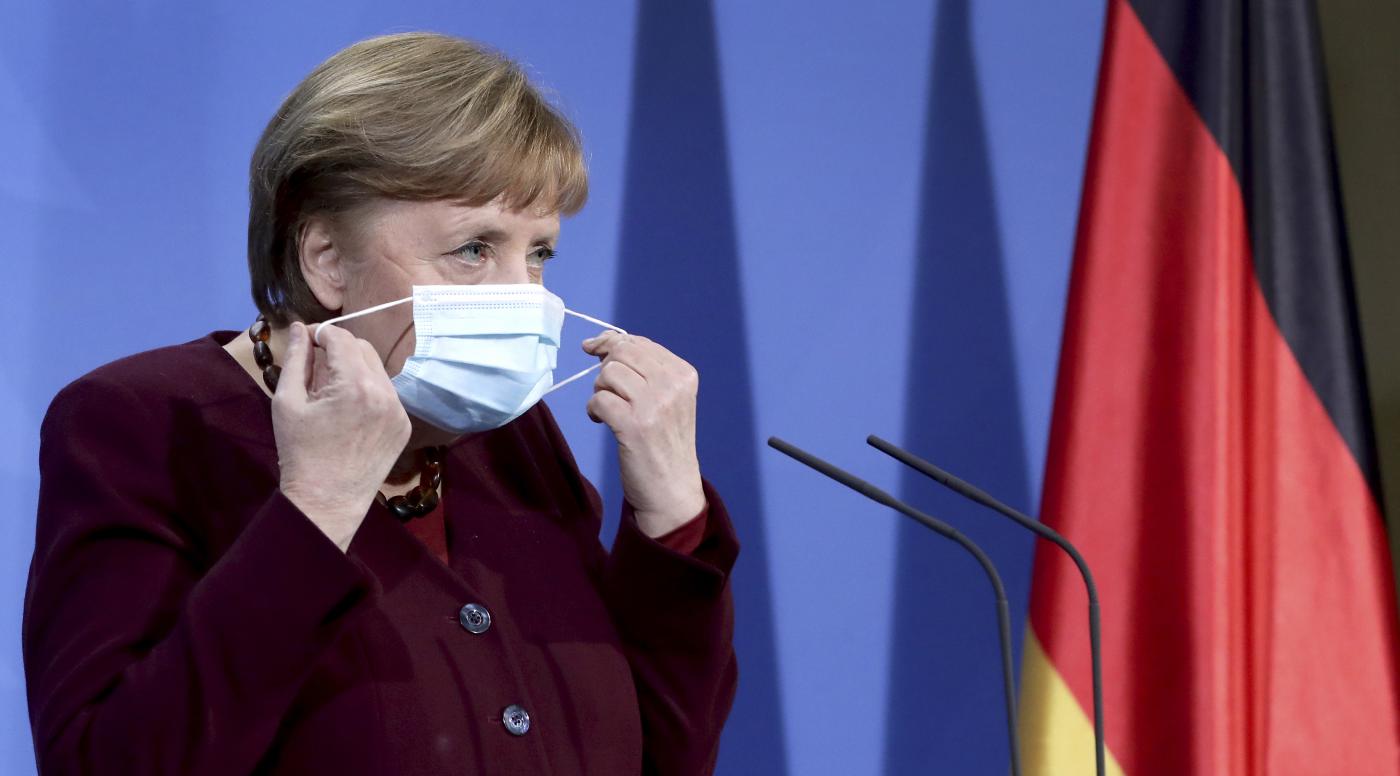 Merkel punta alla proroga del lockdown. Il ministro Spahn coinvolto nello scandalo mascherine