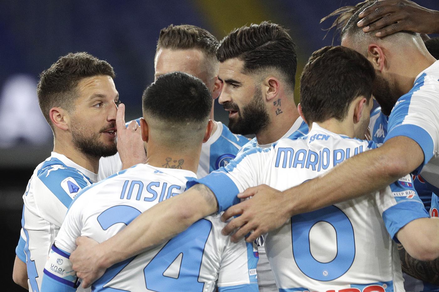 Serie A, doppietta Mertens: il Napoli domina all’Olimpico, Roma ko Serie A, doppietta Mertens: il Napoli domina all’Olimpico, Roma ko