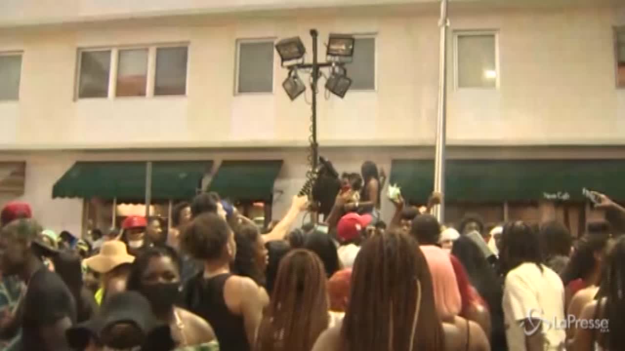 Caos in Florida per lo ‘Spring Break’: a Miami stato d’emergenza e coprifuoco Caos in Florida per lo ‘Spring Break’: a Miami stato d’emergenza e coprifuoco
