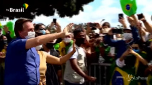 Bolsonaro festeggia il compleanno con i fan