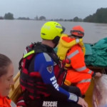 Australia: i salvataggi dei vigili del fuoco con gommoni dopo le inondazioni