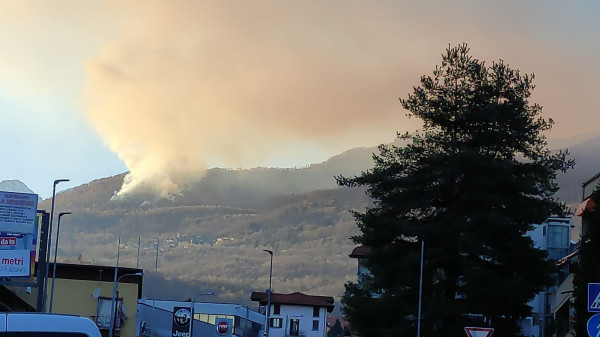 A fuoco il bosco di Cossogno