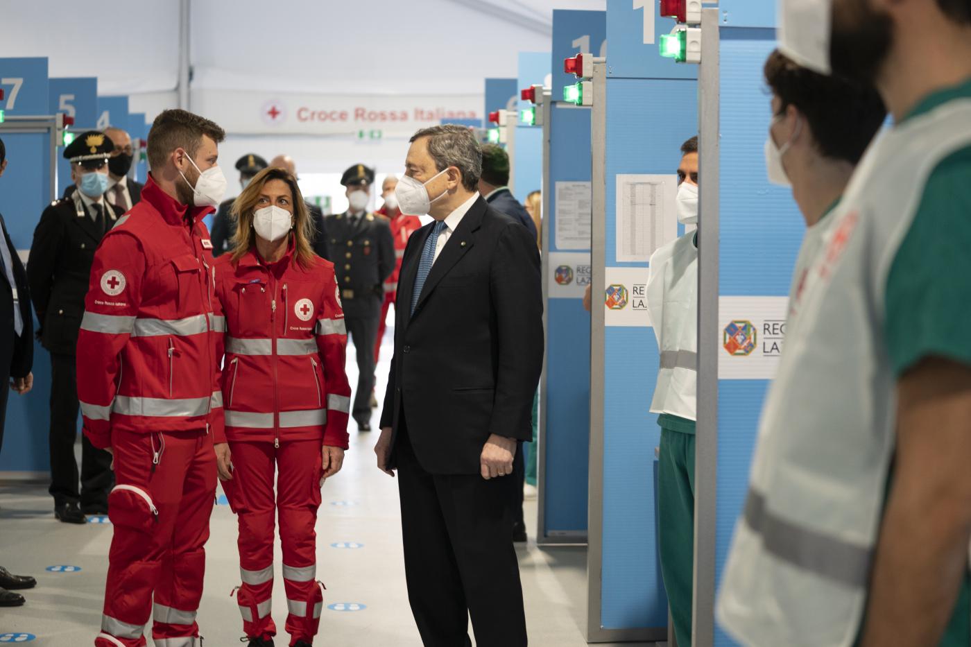 Vaccini, Draghi vede Figliuolo, Curcio e Gelmini: “Entro 24 ore un milione di dosi Pfizer alle Regioni” Vaccini, Draghi vede Figliuolo, Curcio e Gelmini: “Entro 24 ore un milione di dosi Pfizer alle Regioni”