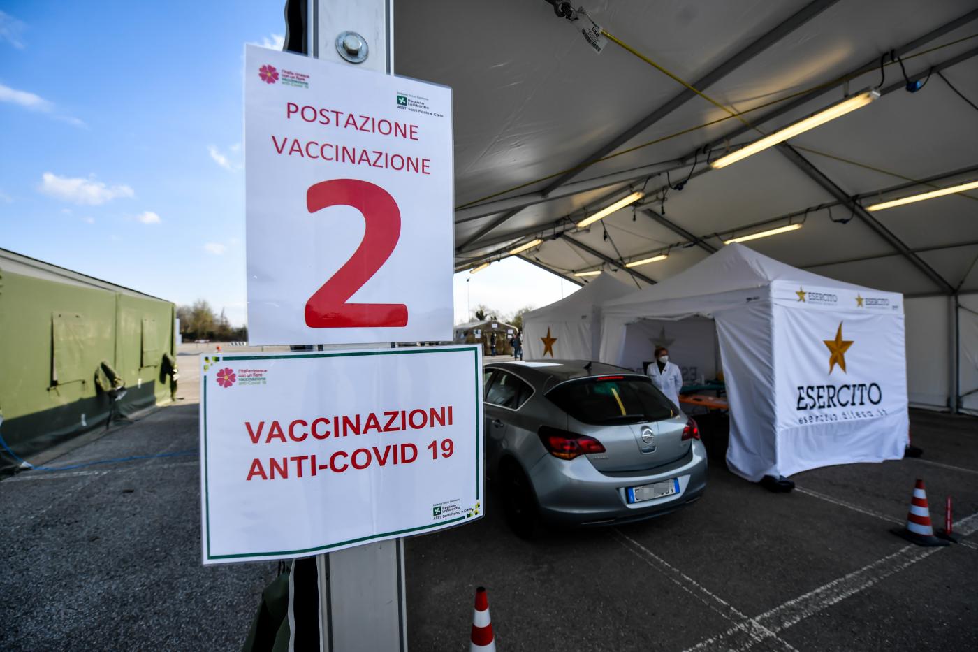 Vaccini, dopo il caos Fontana cambia i vertici di Aria: “Immagine distorta della Lombardia” Vaccini, dopo il caos Fontana cambia i vertici di Aria: “Immagine distorta della Lombardia”
