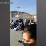 Covid, a Torino ambulanti si incatenano: “Difendiamo il nostro lavoro”