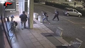 Rapinato e picchiato a Milano