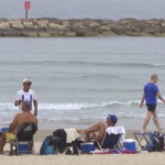 Coronavirus: Israele prova a tornare alla normalità, poche mascherine e assalto alle spiagge