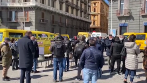 Scuola in piazza a Napoli