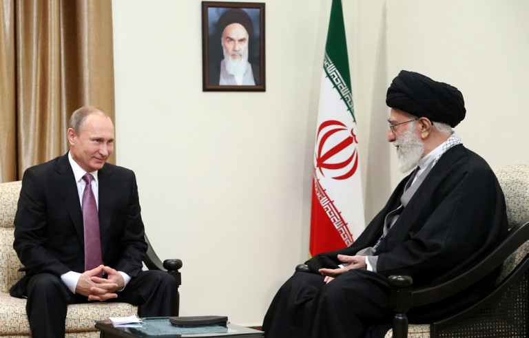 Vladimir Putin incontra il presidente Hassan Rouhani