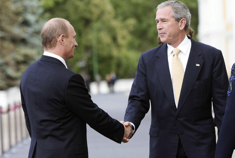 Vladimir Putin da' il benvenuto al presidente degli Usa Gerge W. Bush