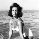 Liz Taylor in una foto del 1956 in costume da bagno